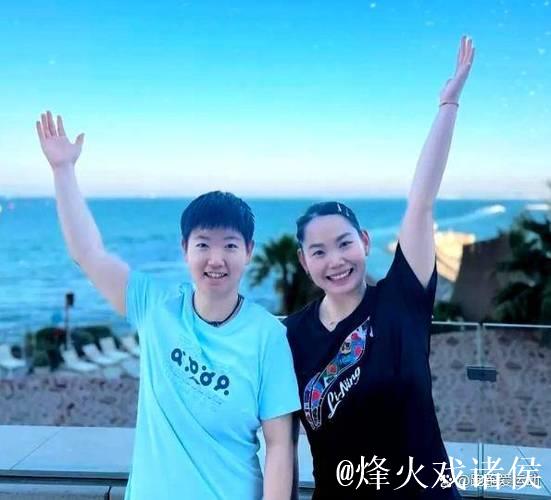 姐妹情深！孙颖莎离队返回北京治疗脚伤，何卓佳一人陪同贴心照顾