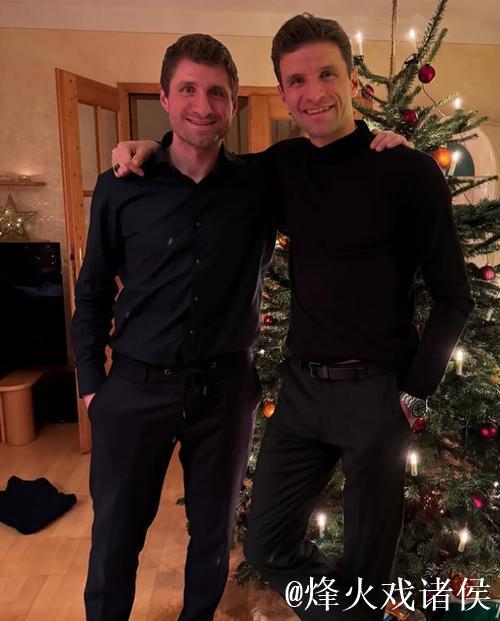 穆勒社媒晒与弟弟合影：圣诞快乐